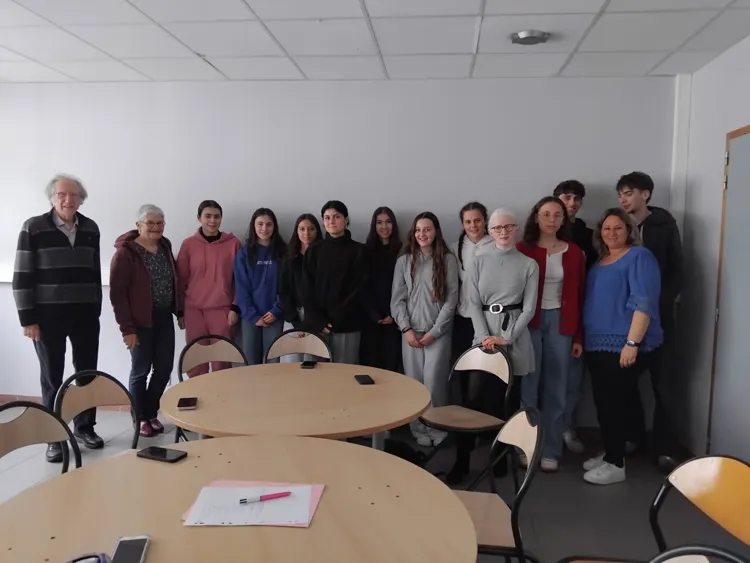les jeunes de la "Maison des Lycéens" avec à gauche Jacques et Marguerite représentant "SolidariToit" et 2ième à droite Mme Perret, responsable